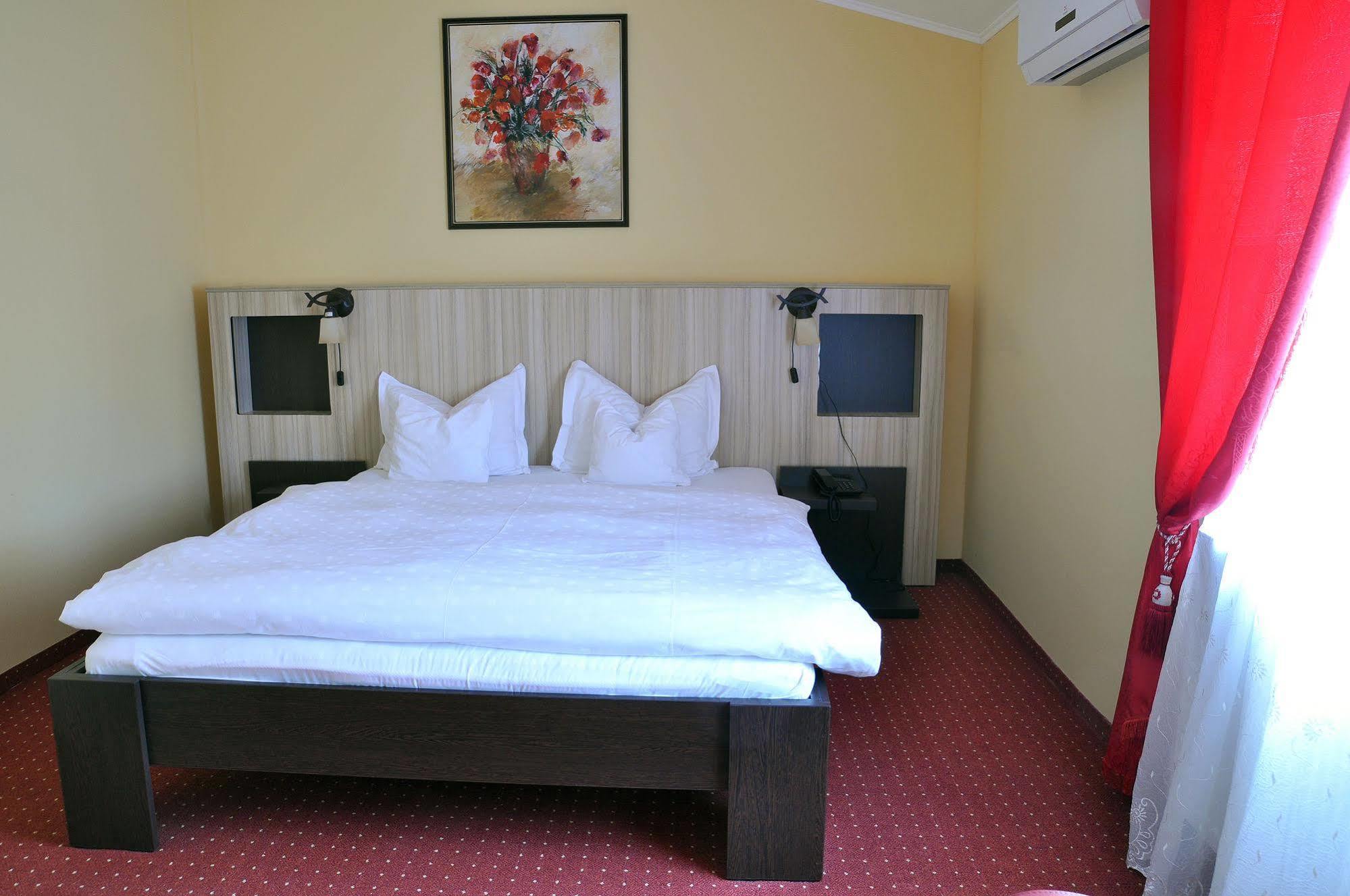 Hotel Cardinal Satu Mare Luaran gambar
