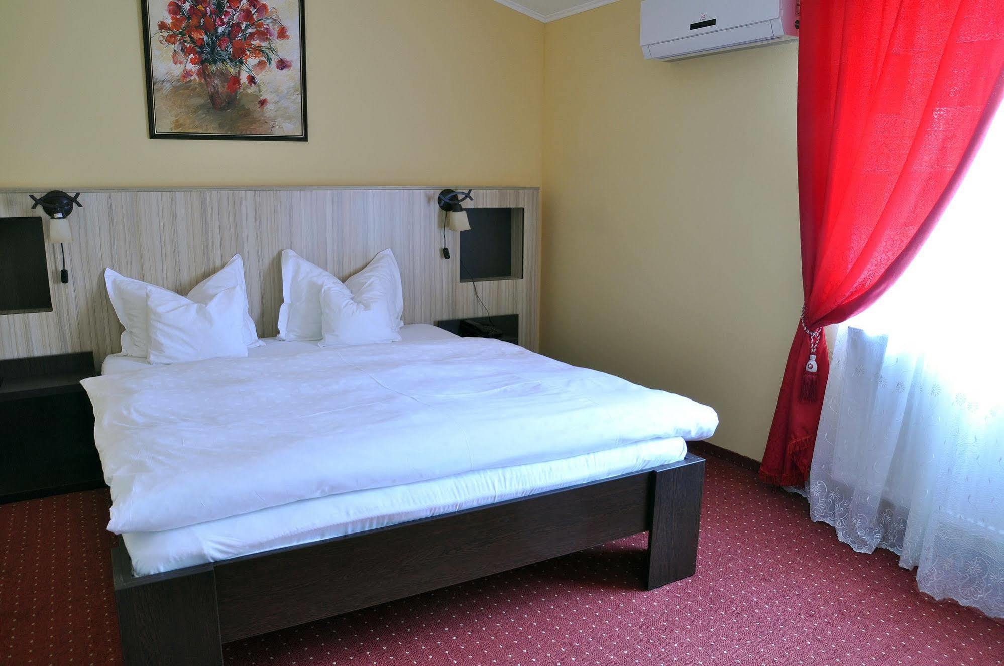 Hotel Cardinal Satu Mare Luaran gambar