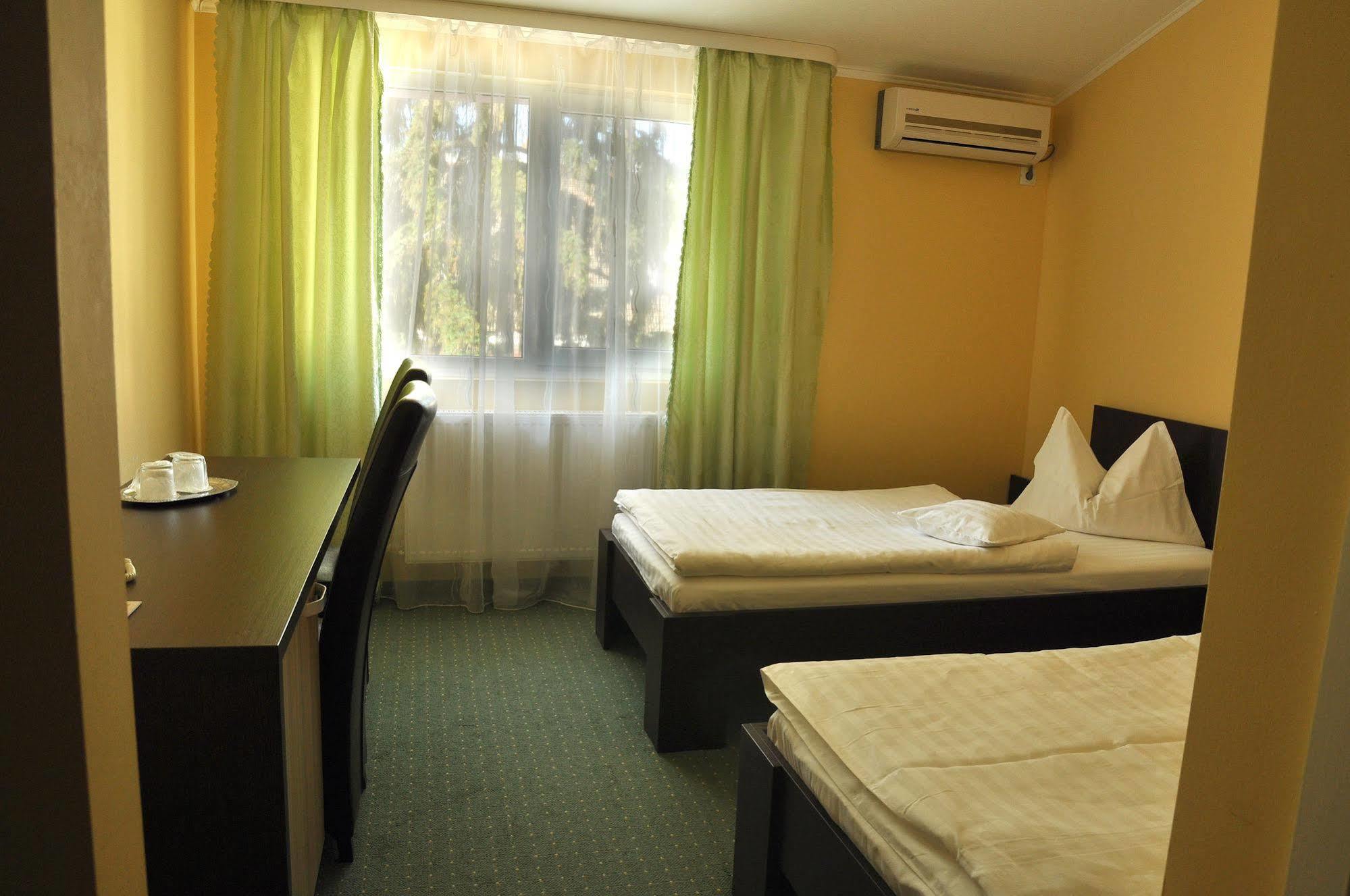 Hotel Cardinal Satu Mare Luaran gambar