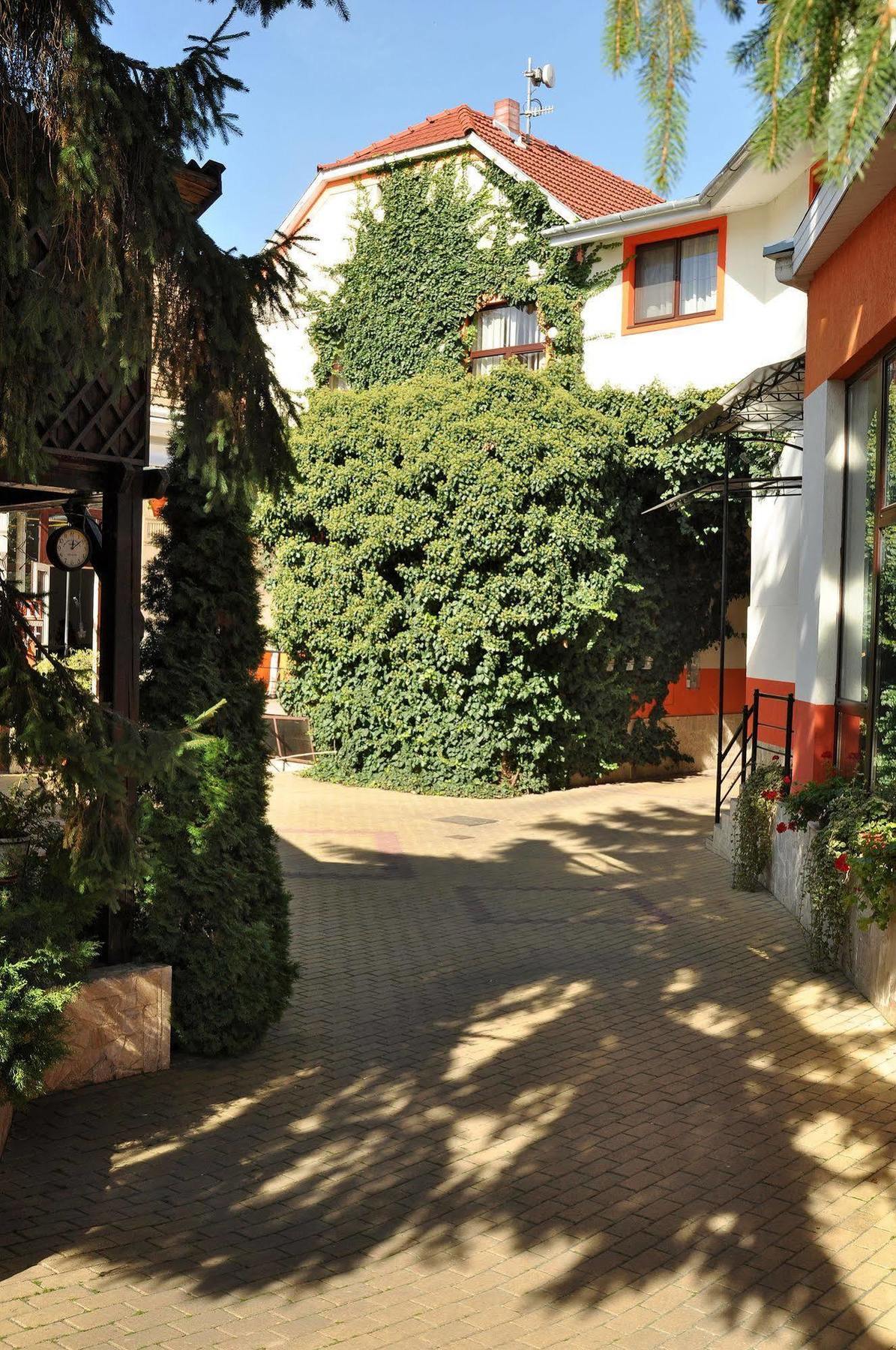 Hotel Cardinal Satu Mare Luaran gambar
